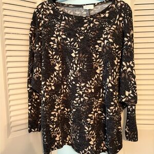 Beautiful soft printed sweater with wide sleeves. Size small.
